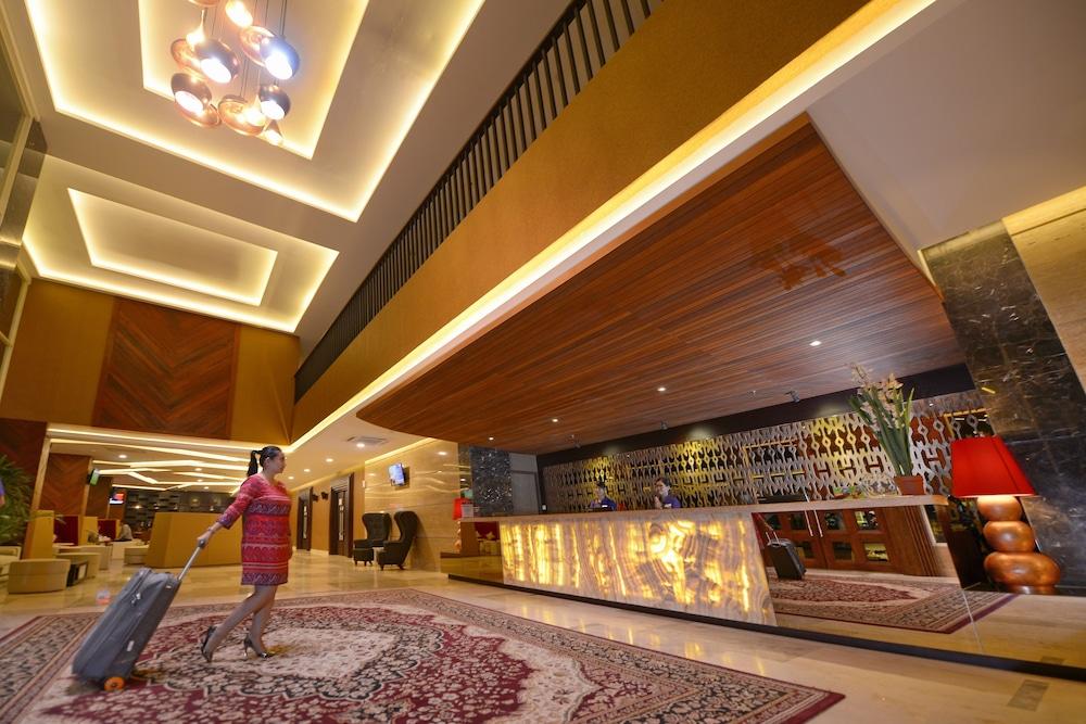 Grand Tjokro Hotel Balikpapan Kültér fotó